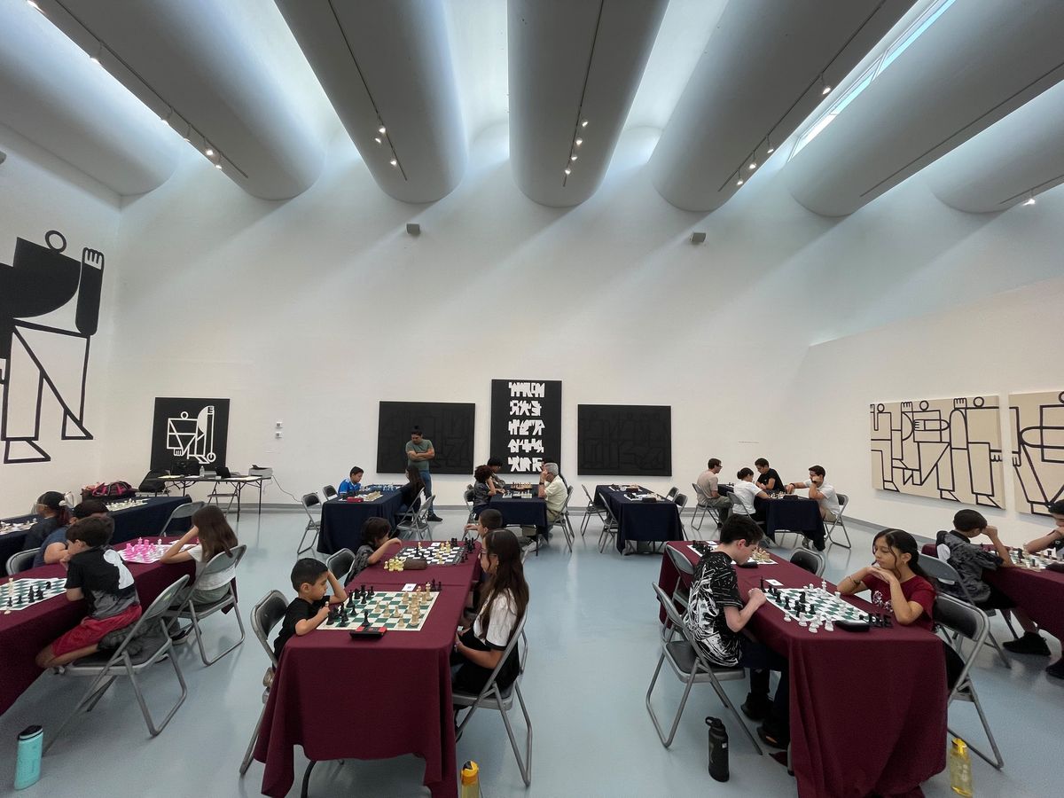 Sala del Centro Cultural Plaza Fátima durante el torneo de ajedrez